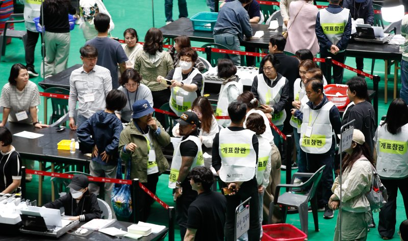 [제주=뉴시스] 우장호 기자 = 제21대 대통령 선거일인 3일 오후 제주시 한라체육관에 마련된 에볼루션 바카라소에서 에볼루션 바카라참관인들이 사무원들의 에볼루션 바카라작업을 참관하고 있다. 2025.06.03. woo1223@newsis.com