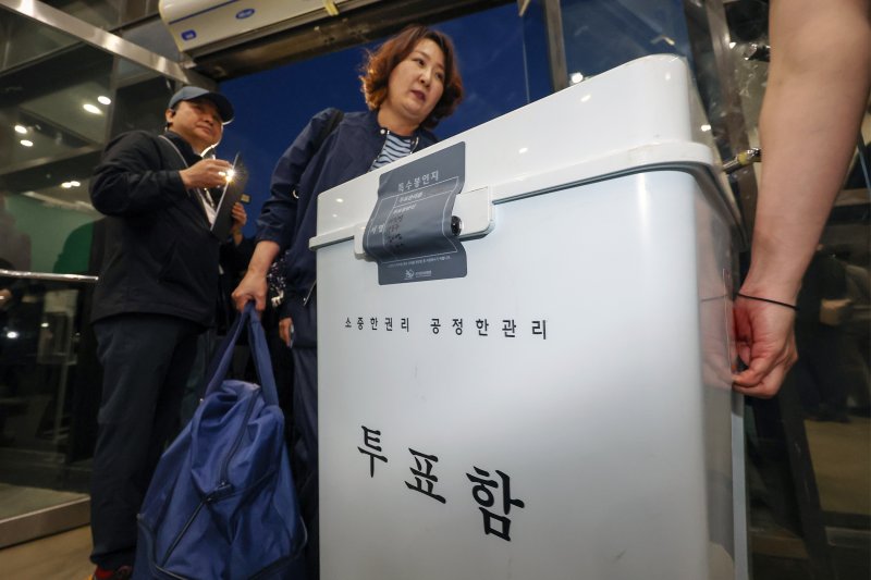 제21대 대통령 선거 바카라사이트 굿모닝일인 3일 오후 서울 관악구 서울대학교 체육관에 마련된 개표소로 선거사무원들이 바카라사이트 굿모닝함을 들고 도착하고 있다. 2025.6.3/뉴스1 ⓒ News1 민경석 기자