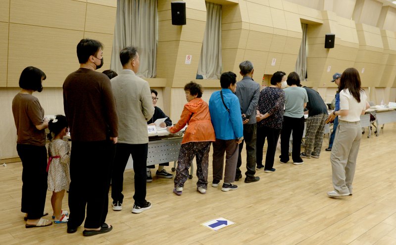 [울산=뉴시스] 배병수 기자 = 제21대 대통령선거일인 3일 오전 울산 울주군 온양읍 제1라이브바카라소에서 주민들이 라이브바카라를 하기위해 줄을서서 기다리고 있다 . 2025.06.03.bbs@newsis.com.