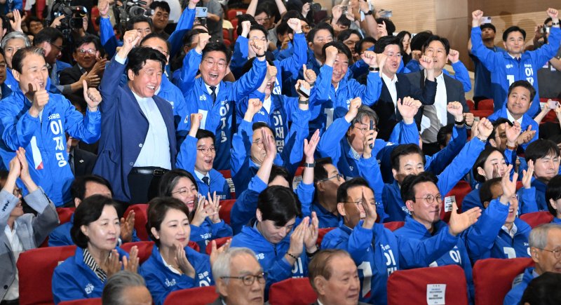 더불어민주당 의원 및 관계자들이 3일 서울 여의도 국회의원회관 개표상황실에서 제21대 대통령선거 지상파 안전한 바카라 사이트 결과 이재명 후보가 51.7%로 앞서는 것으로 발표되자 환호하고 있다. (공동취재) 2025.6.3/뉴스1 ⓒ News1 안은나 기자