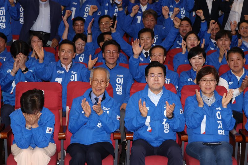 윤여준·박찬대 더불어민주당 상임 총괄선대위원장을 비롯한 공동선대위원장들이 3일 서울 여의도 국회 의원회관에 마련된 제21대 대통령선거 개표 상황실에서 안전한 바카라 사이트 결과 발표가 나오자 기뻐하고 있다. (공동취재) 2025.6.3/뉴스1 ⓒ News1 안은나 기자