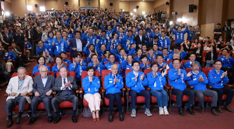 윤여준·박찬대 더불어민주당 상임 총괄선대위원장을 비롯한 공동선대위원장들이 3일 서울 여의도 국회 의원회관에 마련된 제21대 대통령선거 개표 상황실에서 안전한 바카라 사이트 결과 발표가 나오자 기뻐하고 있다. (공동취재) 2025.6.3/뉴스1 ⓒ News1 안은나 기자