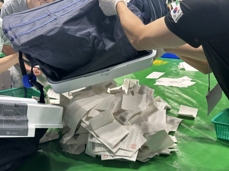 [대전=뉴시스] 김도현 기자 = 제21대 대통령 선거가 치러진 3일 오후 대전 중구 부사동 한밭체육관에 마련된 개표소에서 개표 사무원이 바카라사이트 기가함을 열고 개표를 시작하고 있다. 2025.06.03. kdh1917@newsis.com