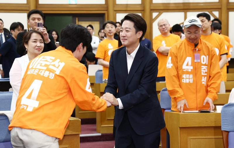 메이저 바카라사이트 주사위 개혁신당 대통령 후보가 3일 서울 여의도 국회 의원회관에 마련된 제21대 대통령메이저 바카라사이트 주사위 개표상황실에서 입장을 밝힌 뒤 당원들과 인사하고 있다. 뉴스1