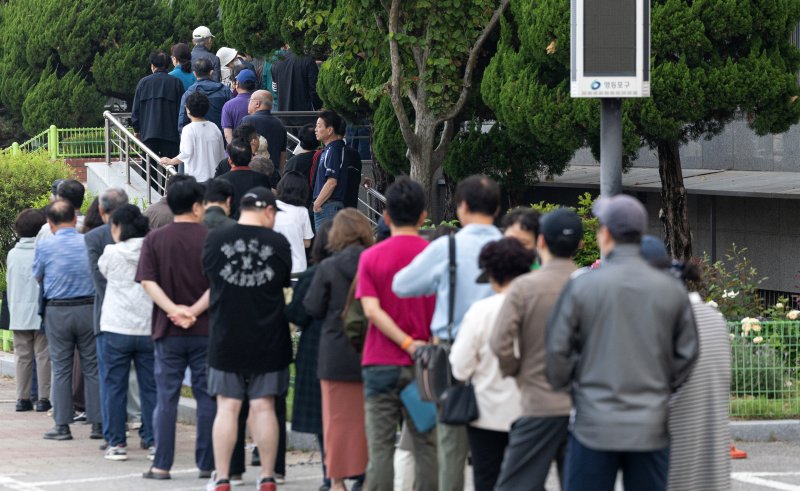 제21대 대통령 선거일인 3일 서울 영등포구 여의도 윤중중학교에 마련된 우리카지노 바카라사이트소를 찾은 시민들이 길게 줄 서 있다. 2025.6.3/뉴스1 ⓒ News1 이승배 기자