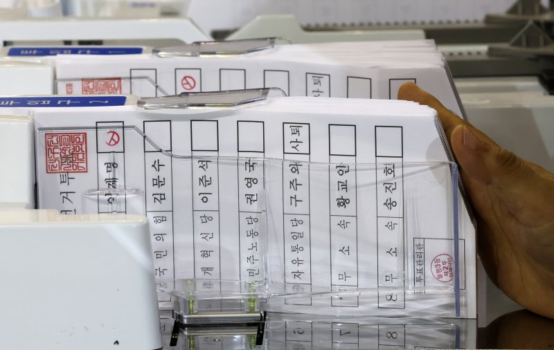 제21대 대통령 선거 우리카지노 바카라사이트가 실시된 3일 대전 서구 KT인재개발원에 마련된 개표소에서 우리카지노 바카라사이트지분류기에 우리카지노 바카라사이트용지가 분류되고 있다. 2025.6.3/뉴스1 ⓒ News1 김기태 기자