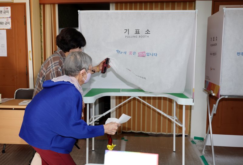 제21대 대통령선거 본우리카지노 바카라사이트날인 3일 오전 광주 계림 1동 제2우리카지노 바카라사이트소(계림경로당)에서 김정자 할머니(109)가 우리카지노 바카라사이트를 하고 있다. 2025.6.3/뉴스1 ⓒ News1 이승현 기자