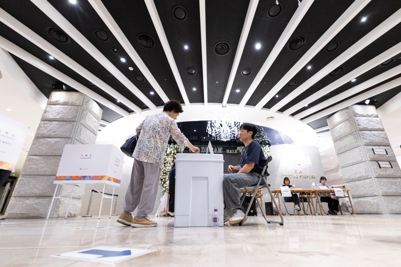 제21대 대통령 선거일인 3일 서울 구로구의 한 웨딩홀에 마련된 구로5동 제1우리카지노 바카라사이트소에서 유권자들이 우리카지노 바카라사이트하고 있다. 2025.6.3/뉴스1 ⓒ News1 이승배 기자