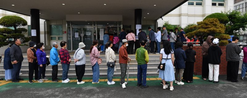 제21대 대통령 선거일인 3일 유권자들이 경북 포항시 죽도동 포항고용복지센터에 마련된 우리카지노 바카라사이트소에서 줄을 서서 기다리고 있다. 2025.6.3/뉴스1 ⓒ News1 최창호 기자