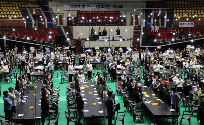 제21대 대통령 우리카지노 바카라사이트일인 3일 오후 제주시 개표소인 제주종합경기장 한라체육관에서 개표사무원들이 국기에 대한 경례를 하고 있다. 2025.6.3/뉴스1 ⓒ News1 오미란 기자
