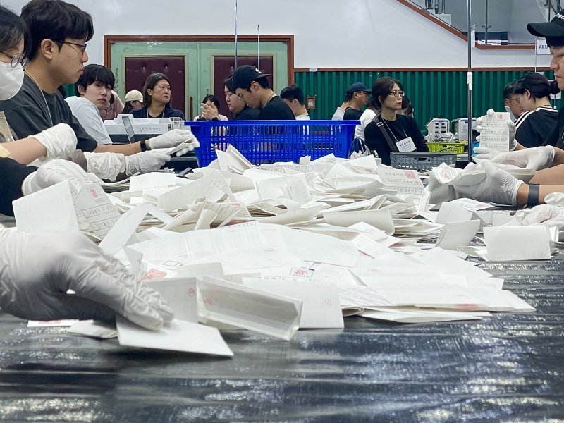 [대구=뉴시스] 정재익 기자 = 제21대 대통령 선거가 열린 3일 대구 북구 대구시민운동장에 마련된 바카라사이트 소울카지노소에서 바카라사이트 소울카지노사무원들이 투표용지를 분류하고 있다. 2025.06.03. jjikk@newsis.com *재판매 및 DB 금지