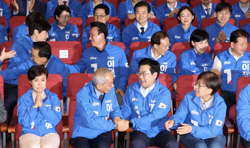 윤여준, 박찬대 더불어민주당 상임총괄선대위원장이 3일 오후 서울 여의도 국회의원회관 개표상황실에서 제21대 대통령선거 지상파 바카라 사이트 디시 결과 이재명 후보가 51.7%로 앞서는 것으로 발표되자 악수하고 있다. (공동취재) 2025.6.3/뉴스1 ⓒ News1 안은나 기자