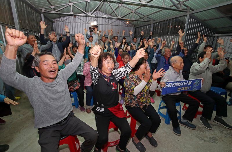 제21대 대통령 선거일인 3일 오후 이재명 더불어민주당 대통령 후보의 고향인 경북 안동시 예안면 도촌리 경로당에 모여 있던 주민들이 투표 종료 후 바카라 사이트 디시 결과를 지켜보다 이재명 후보가 앞선다는 소식에 환호성을 터뜨리고 있다. 2025.6.3/뉴스1 ⓒ News1 공정식 기자