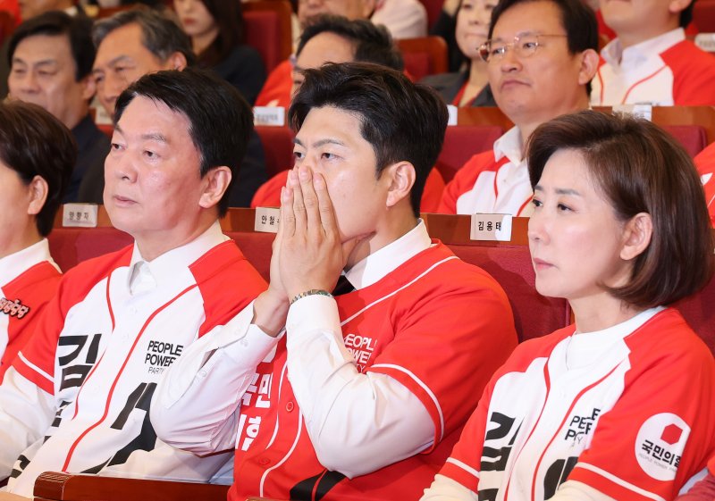 김용태 국민의힘 비상대책위원장을 비롯한 의원들이3일 오후 서울 여의도 국회 도서관에 마련된 제21대 대통령선거개표상황실에서 바카라 사이트 디시 결과를 지켜보고 있다. (공동취재) 2025.6.3/뉴스1 ⓒ News1 이광호 기자