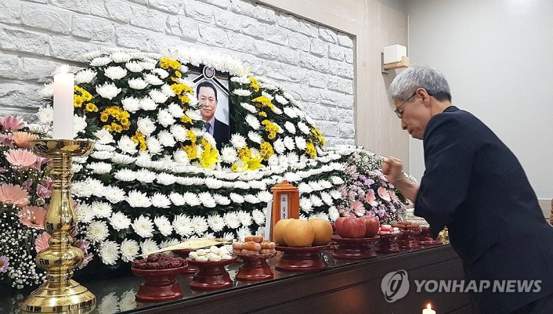 권영국 민주노동당 후보, 태안화력 하청 근로자 고 김충현 씨 조문 (출처=연합뉴스)