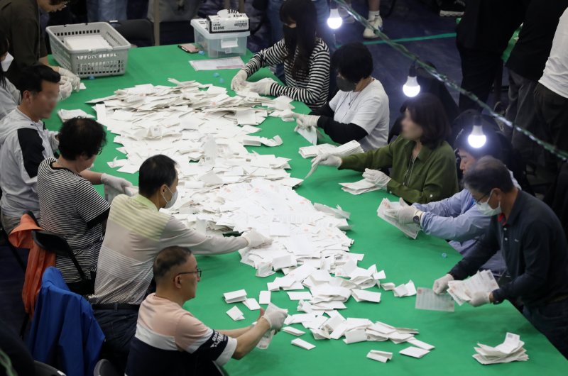 제21대 대통령 선거 투표가 종료된 3일 오후 부산 남구 국립부경대학교 대연캠퍼스 체육관에 마련된 바카라사이트 카지노판소에서 바카라사이트 카지노판사무원들이 투표지 분류 작업을 하고 바카라사이트 카지노판. ⓒ News1 윤일지 기자