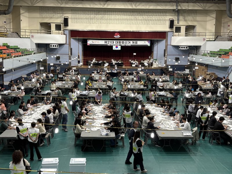 제21대 대통령 선거 투표가 종료된 3일 오후 라이브 바카라 거제시 거제실내체육관 개표소에서 개표작업이 진행되고 있다. 2025.6.3/라이브 바카라1 강미영 기자