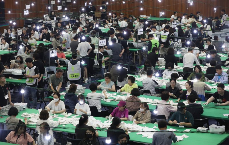 제21대 대통령 선거 투표가 종료된 3일 오후 바카라사이트 목록 남구 국립부경대학교 대연캠퍼스 체육관에 마련된 개표소에서 개표사무원들이 투표지 분류 작업을 하고 있다. 2025.6.3/바카라사이트 목록1 ⓒ News1 윤일지 기자
