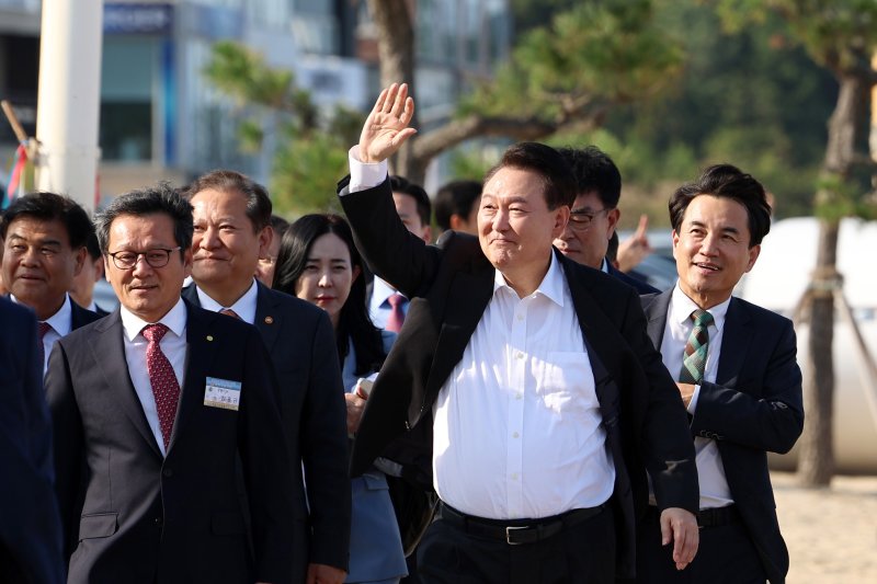 윤석열 대통령이 17일 강원도 카지노 바카라시 강문해변에서 시민들에게 손을 흔들어 인사하고 있다. (대통령실 제공) 2024.10.17/뉴스1 ⓒ News1 박지혜 기자