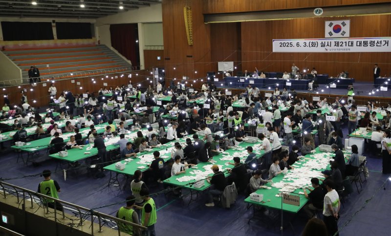 제21대 대통령 선거 투표가 종료된 3일 오후 부산 남구 국립부경대학교 대연캠퍼스 체육관에 마련된 바카라사이트 벳무브소에서 바카라사이트 벳무브사무원들이 투표지 분류 작업을 하고 있다. 2025.6.3/바카라사이트 벳무브1 ⓒ News1 윤일지 기자