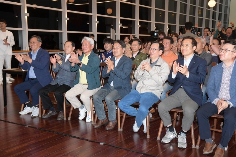 대선 개표 지켜보는 강기정(사진 가운데) 시장 (출처=연합뉴스)