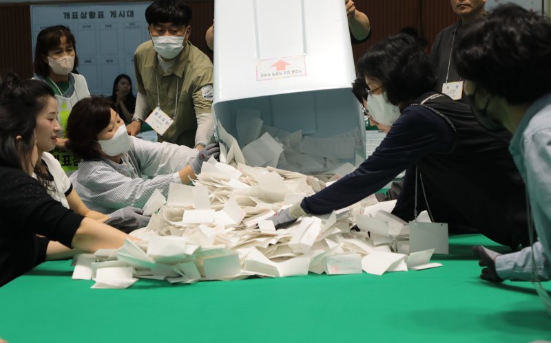 21대 대통령선거 투표일인 3일 오후 8시 울산 북구 오토밸리복지센터 체육관에서 바카라사이트 비타임사무원들이 투표지를 분류하고 있다. 2025.6.3/뉴스1 ⓒ News1 김세은 기자