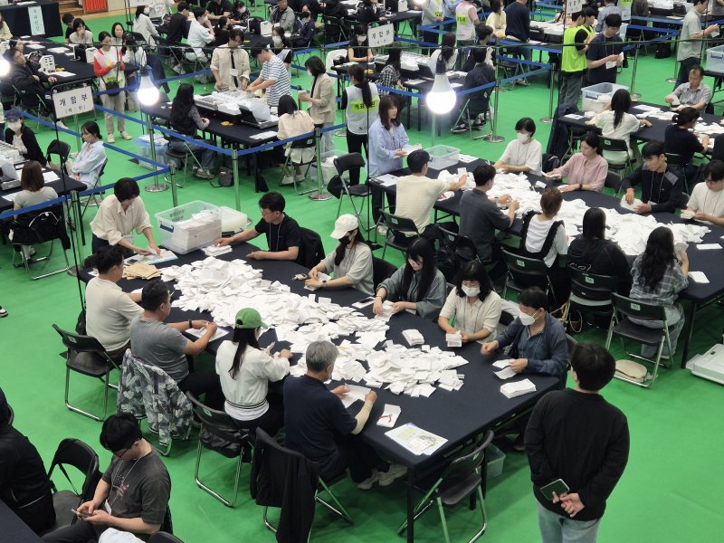 3일 오후 8시 3분쯤부터 인천 계양구 경인교대 체육관에서는 21대 대선 2025 바카라사이트가 작업이 한창이다.(이시명기자/2025 바카라사이트1)