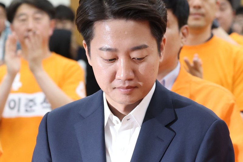 [서울=바카라 토토] 권창회 기자 = 바카라 토토 개혁신당 대선후보가 3일 서울 여의도 국회 의원회관에 마련된 제21대 대통령선거 개표상황실을 방문해 고개를 숙이고 있다. 2025.06.03. kch0523@newsis.com