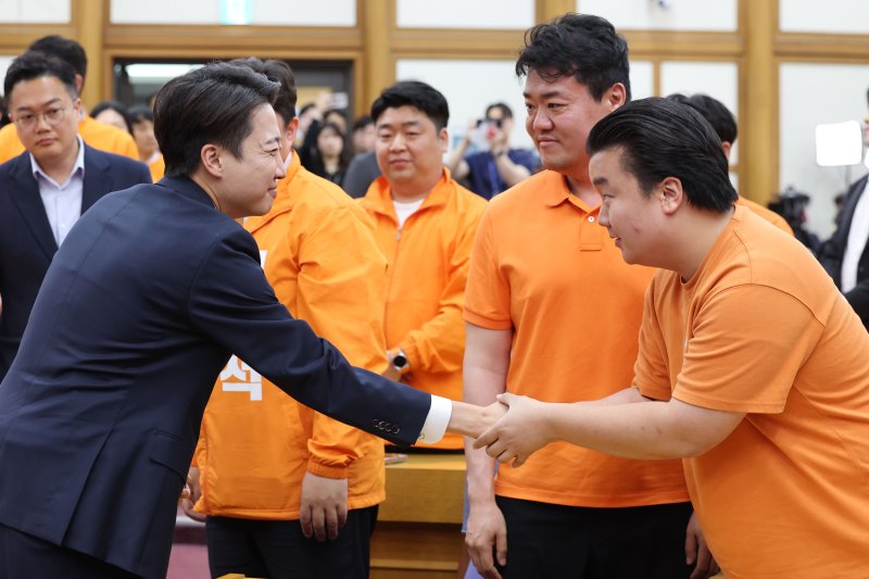 [서울=바카라 토토] 권창회 기자 = 바카라 토토 개혁신당 대선후보가 3일 서울 여의도 국회 의원회관에 마련된 제21대 대통령선거 개표상황실을 방문해 입장을 밝힌 뒤 당원들과 인사하고 있다. 2025.06.03. kch0523@newsis.com