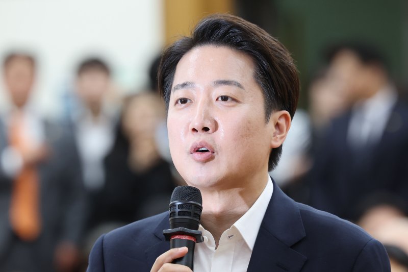 [서울=바카라 토토] 권창회 기자 = 바카라 토토 개혁신당 대선후보가 3일 서울 여의도 국회 의원회관에 마련된 제21대 대통령선거 개표상황실을 방문해 입장을 밝히고 있다. 2025.06.03. kch0523@newsis.com