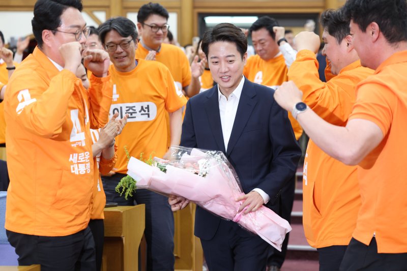 [서울=바카라 토토] 권창회 기자 = 바카라 토토 개혁신당 대선후보가 3일 서울 여의도 국회 의원회관에 마련된 제21대 대통령선거 개표상황실을 방문해 꽃다발을 받고 있다. 2025.06.03. kch0523@newsis.com