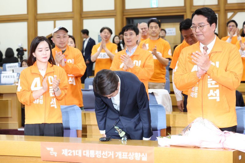 [서울=바카라 토토] 권창회 기자 = 바카라 토토 개혁신당 대선후보가 3일 서울 여의도 국회 의원회관에 마련된 제21대 대통령선거 개표상황실을 방문해 인사히고 있다. 2025.06.03. kch0523@newsis.com
