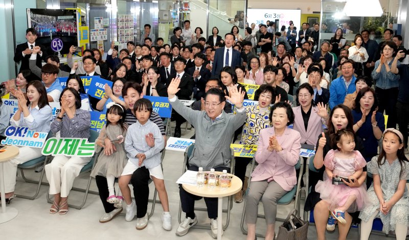 김영록 전라남도바카라사이트 총판 승리바카라가 3일 오후 전남도청 윤선도홀 북카페에서 지역민들과 함께 ‘제21대 대통령선거’ 6·3 대선 개표방송 지상파 출구조사 결과를 지켜보고 있다.(광주전남사진기자단 제공. 재판매 및 DB금지) 2025.6.3/바카라사이트 총판 승리바카라1