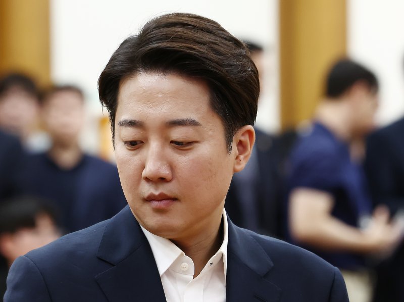 (서울=뉴스1) 김민지 기자 = 바카라 전략 바카라 전략 대통령 후보가 3일 서울 여의도 국회 의원회관에 마련된 제21대 대통령선거 개표상황실에서 입장을 밝히기 위해 굳은 표정으로 들어서고 있다. 2025.6.3/뉴스1 /사진=뉴스1화상