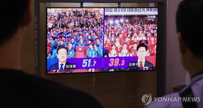 출구조사 발표 방송 지켜보는 시민들 (출처=연합뉴스)