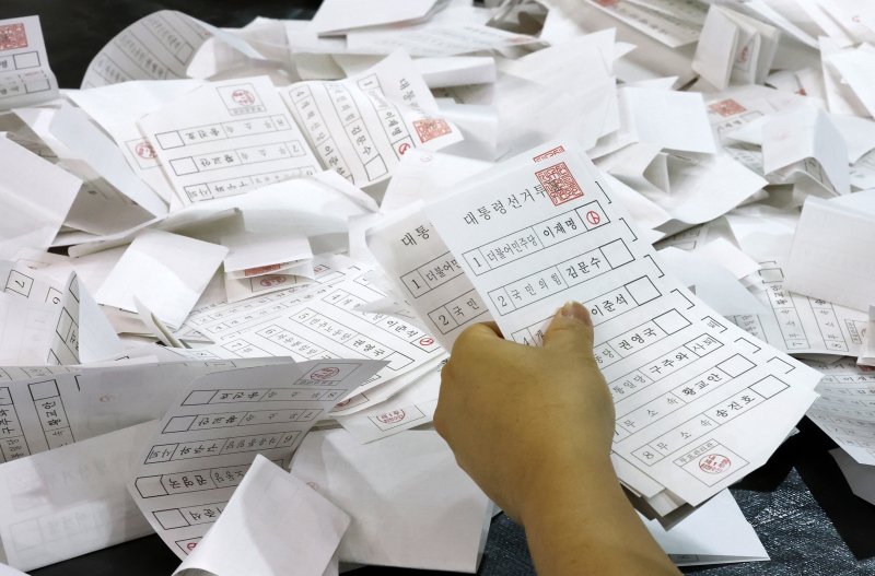 제21대 대통령 선거 투표가 실시된 3일 대전 서구 KT인재개발원에 마련된 바카라사이트 통장소에서 바카라사이트 통장사무원들이 투표용지를 분류하고 있다. 2025.6.3/뉴스1 ⓒ News1 김기태 기자
