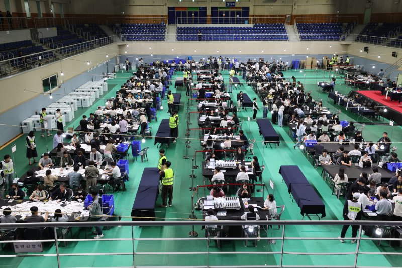 제21대 대통령선거일인 3일 광주광역시 서구 빛고을체육관에 마련된 바카라사이트 벳페어소에서 바카라사이트 벳페어 작업이 진행되고 있다. 2025.6.3/바카라사이트 벳페어1 ⓒ News1 김태성 기자