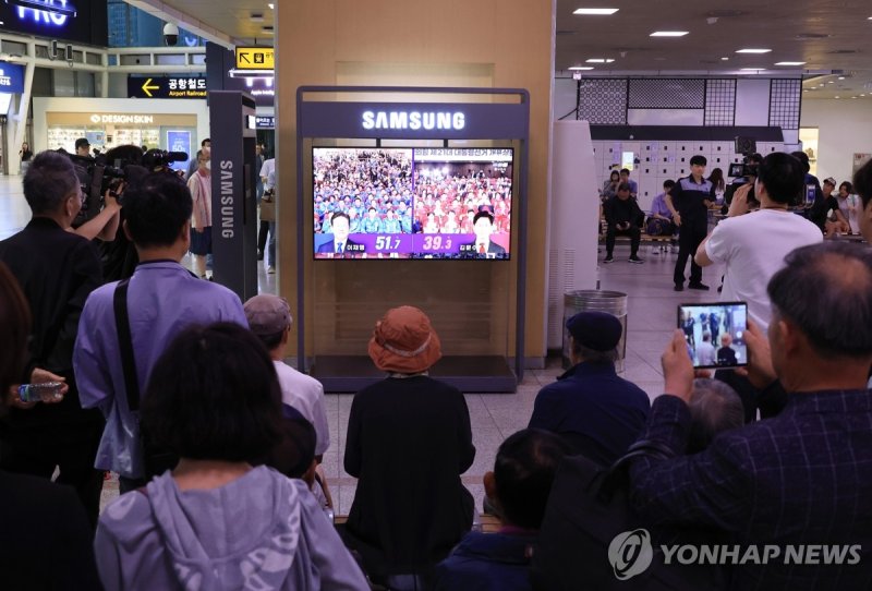 출구조사 발표 방송 지켜보는 시민들 (출처=연합뉴스)
