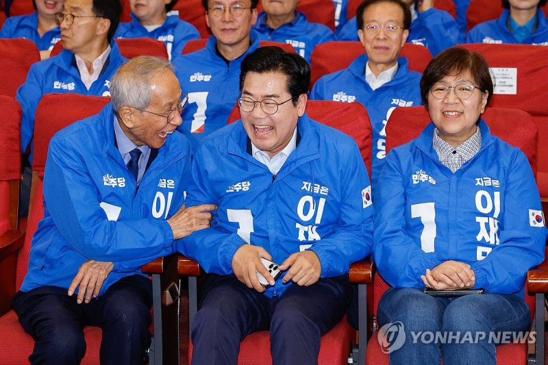 개표방송 기다리는 민주당 윤여준 박찬대 선대위원장 (출처=연합뉴스)