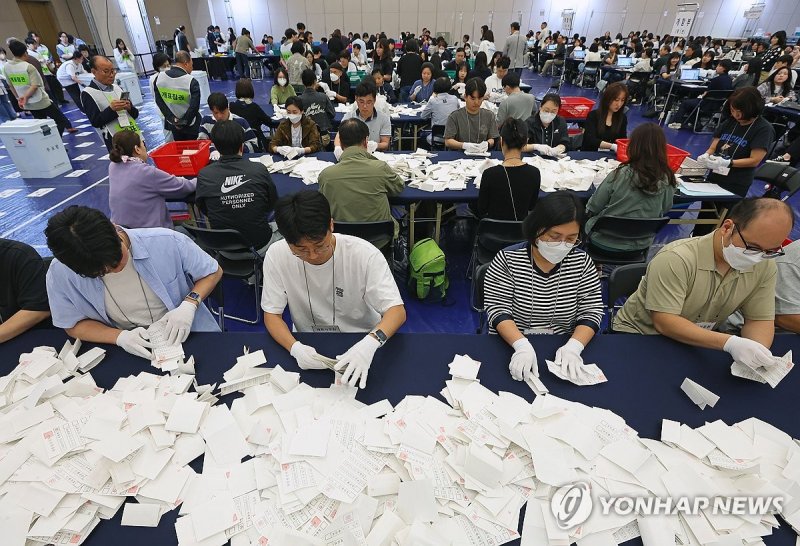 제21대 대통령 선거 투표 마감, 분주해진 개표소 (출처=연합뉴스)
