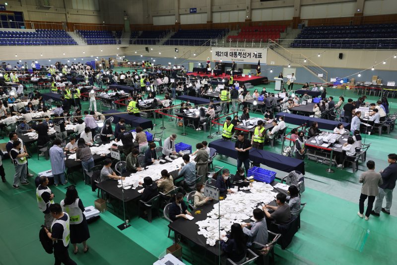 제21대 대통령선거일인 3일 바카라사이트 목록광역시 서구 빛고을체육관에 마련된 개표소에서 개표 작업이 진행되고 있다. 2025.6.3/바카라사이트 목록1 ⓒ News1 김태성 기자