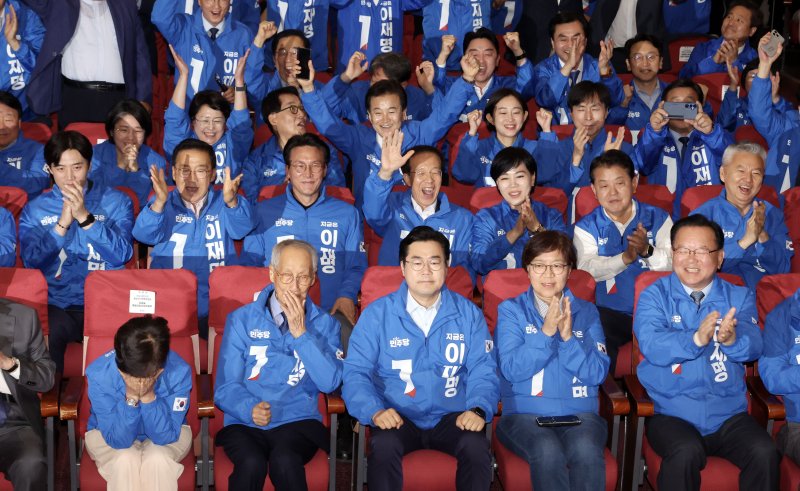 윤여준, 박찬대 더불어민주당 상임총괄선대위원장 등이 3일 오후 서울 여의도 국회의원회관 개표상황실에서 제21대 대통령선거 지상파 출구조사 결과 인기있는바카라사이트 후보가 51.7%로 앞서는 것으로 발표되자 기뻐하고 있다. (공동취재) 2025.6.3/인기있는바카라사이트1 ⓒ News1 안은나 기자