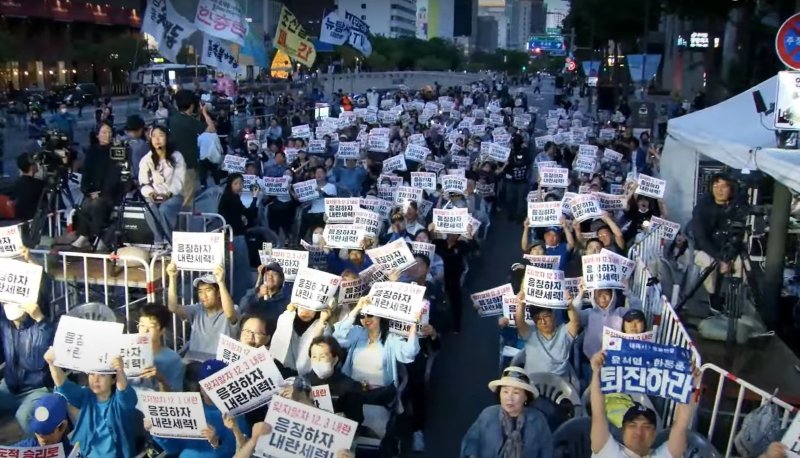 서울 중구 청계광장에서 집회를 열고 대선 개표방송을 지켜보던 진보 성향 해시 게임 바카라인 촛불행동은 해시 게임 바카라 결과가 나온 뒤 피켓을 들고 기뻐하고 있다.(사진=촛불행동 유튜브 캡처) *재판매 및 DB 금지