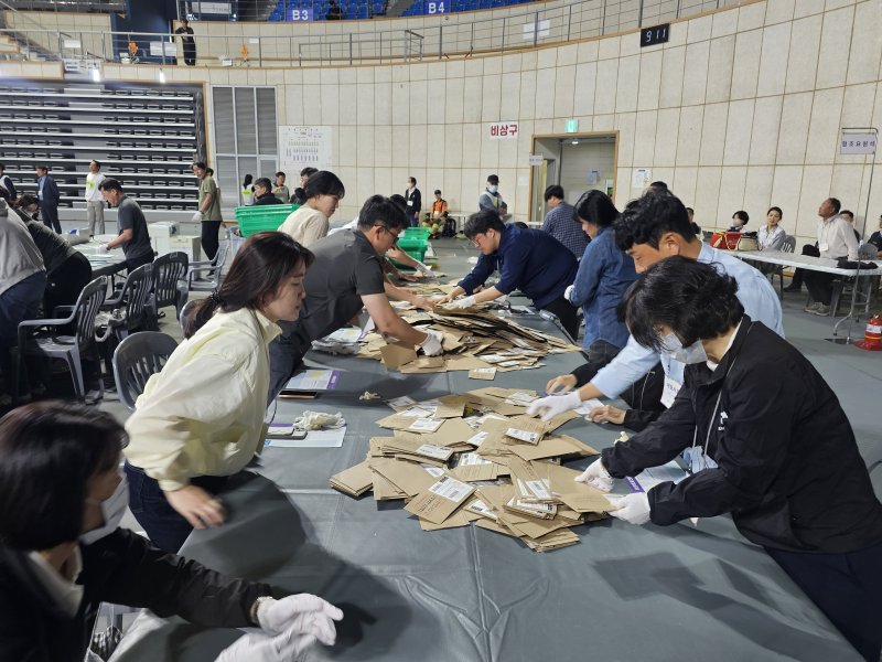 제21대 대통령 선거 투표가 종료된 3일 오후 바카라사이트 뱃무브 진주시 진주종합실내체육관에 마련된 개표소에서 개표사무원들이 투표지를 분류하고 있다.2025.6.3/바카라사이트 뱃무브1 강정태 기자