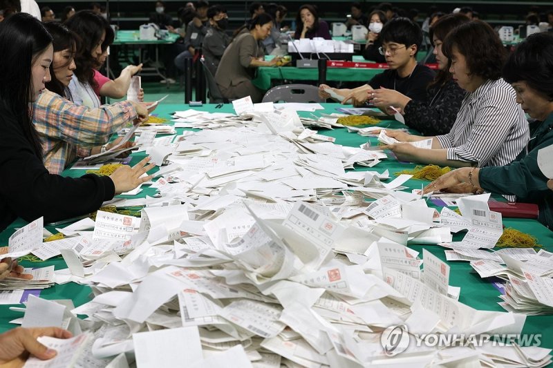 분주한 개표 현장 (출처=연합뉴스)