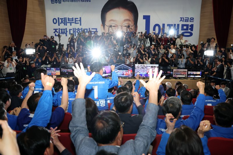 [서울=뉴시스] 조성우 기자 =바카라사이트 통장 더불어민주당 대선후보의 선거상황실이 차려진 국회의원회관 대회의실에서 출구조사 결과가 이 후보의 우위로 나타나자 당직자들이 환호하고 있다. (공동취재) 2025.06.03. photo@newsis.com