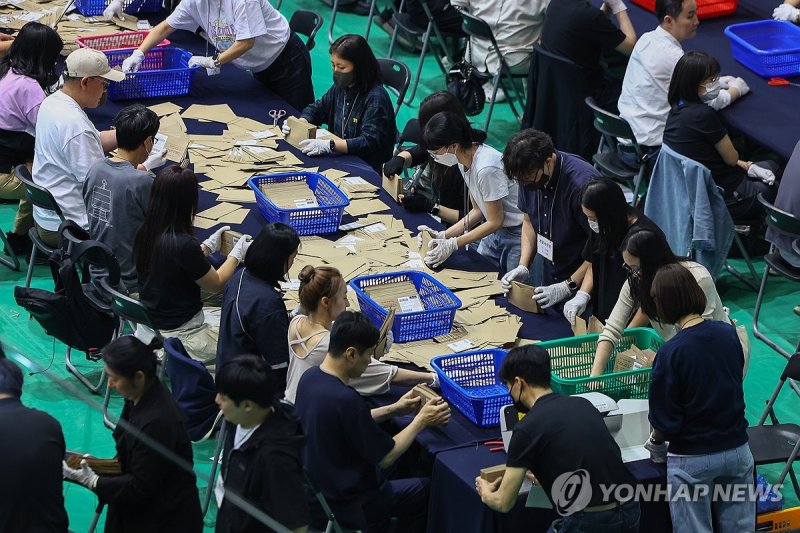 우편투표 개표작업 (출처=연합뉴스)