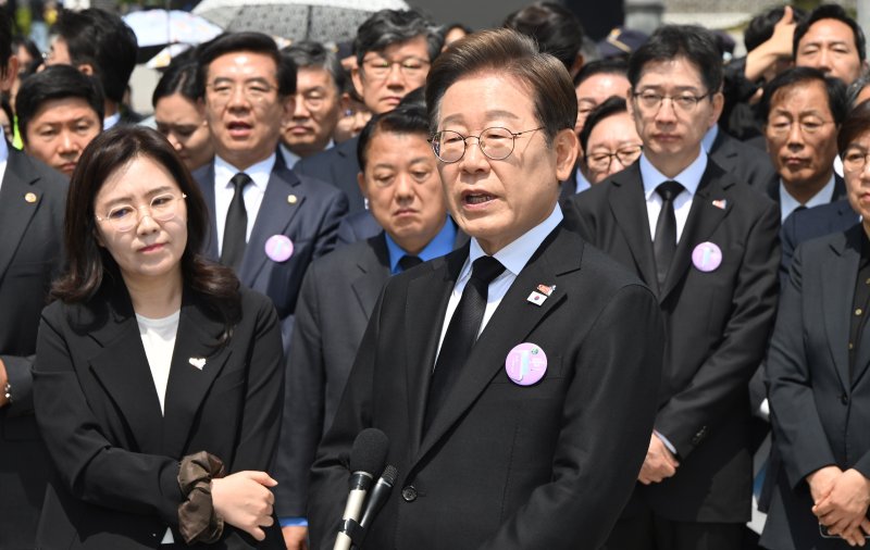 이재명 더불어민주당 대선 후보가 18일 바카라사이트 유니벳 북구 국립5·18민주묘지에서 열린 '제45주기 5·18 민주화운동기념식'에 참석한 뒤 취재진의 질의에 답하고 있다. 2025.5.18/뉴스1 ⓒ News1 국회사진취재단