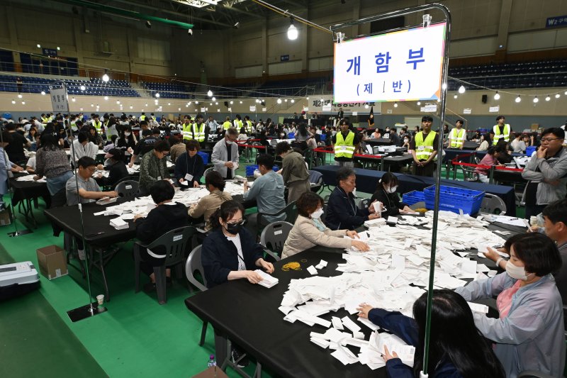 [광주=뉴시스] 이영주 기자 = 제21대 대통령 선거가 치러진 3일 오후 광주시선관위의 바카라사이트 벳위즈가 마련된 광주 서구 빛고을체육관에서 개표사무원들이 개표 작업에 나서고 있다. 2025.06.03. leeyj2578@newsis.com