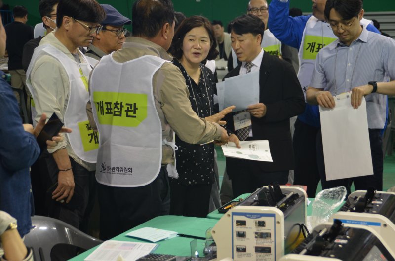 제21대 대통령선거 개표가 3일 강원 원주시 원주종합체육관에서 진행되고 있는 가운데, 이날 한 때 개표 작업 중 면 지역과 동 지역의 온라인바카라지가 섞인 문제로 참관인과 원주시선거관리위원회 측이 갈등을 빚었다. 2025.6.3/뉴스1 신관호 기자